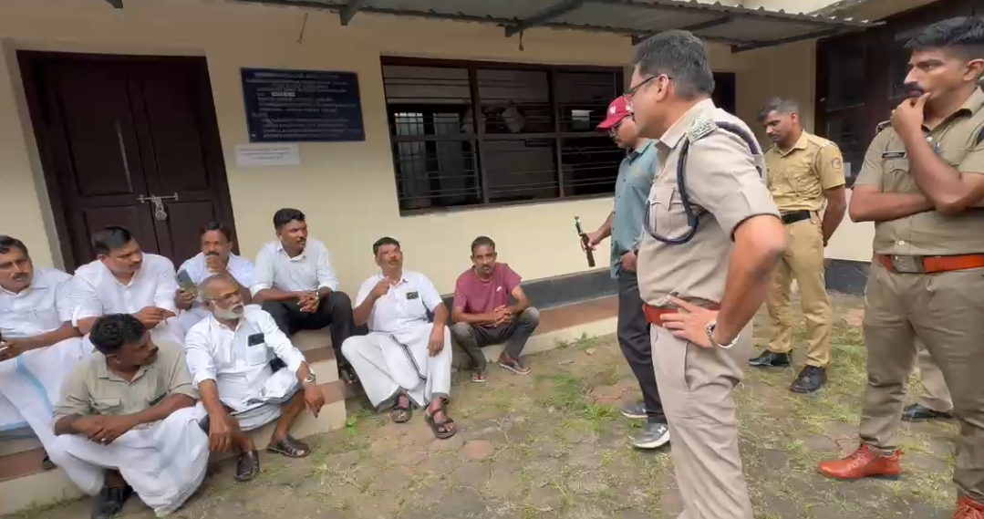 Contra workers locked executive Engineer office at shornur