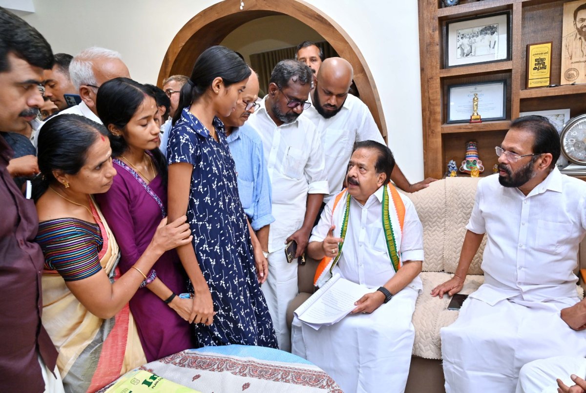 നെൻമാറയിൽ കൊല്ലപ്പെട്ട സുജിതയുടെയും സുധാകരന്റെയും മകൾക്ക് ഉടൻ സർക്കാർ ജോലി: ആഭ്യന്തരമന്ത്രി രമേശ് ചെന്നിത്തല