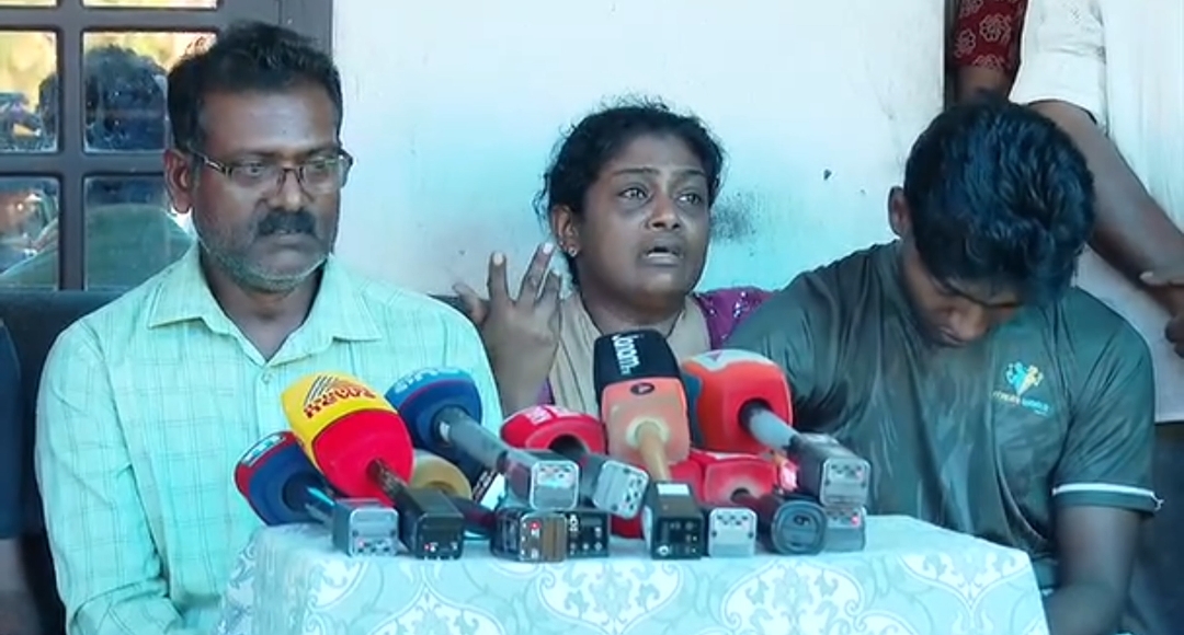 ഗോപികയുടെ അച്ഛൻ പ്രദീപും അമ്മ സജിത സഹോദരൻ എന്നിവർ