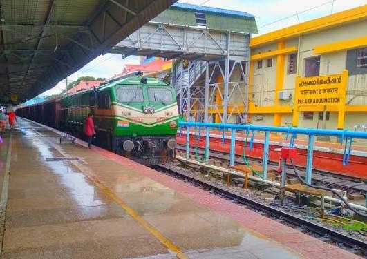 പാലക്കാട് ജംഗ്ഷൻ റെയിൽവേ സ്റ്റേഷൻ പ്ലാറ്റ്‌ഫോം 1 ട്രെയിൻ